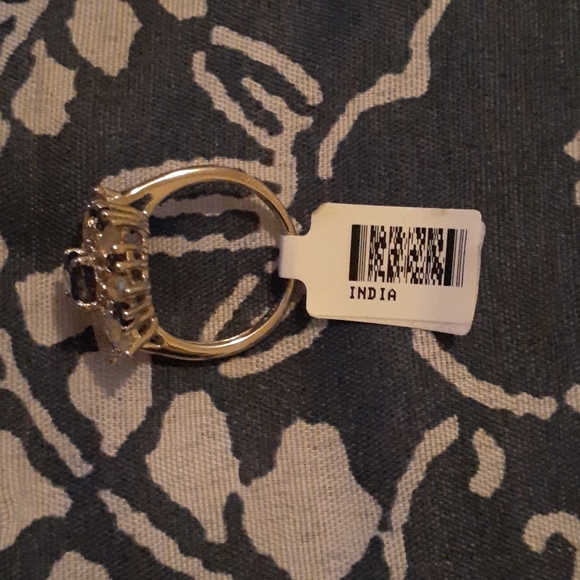 Beautiful ring - Picture 2 of 3